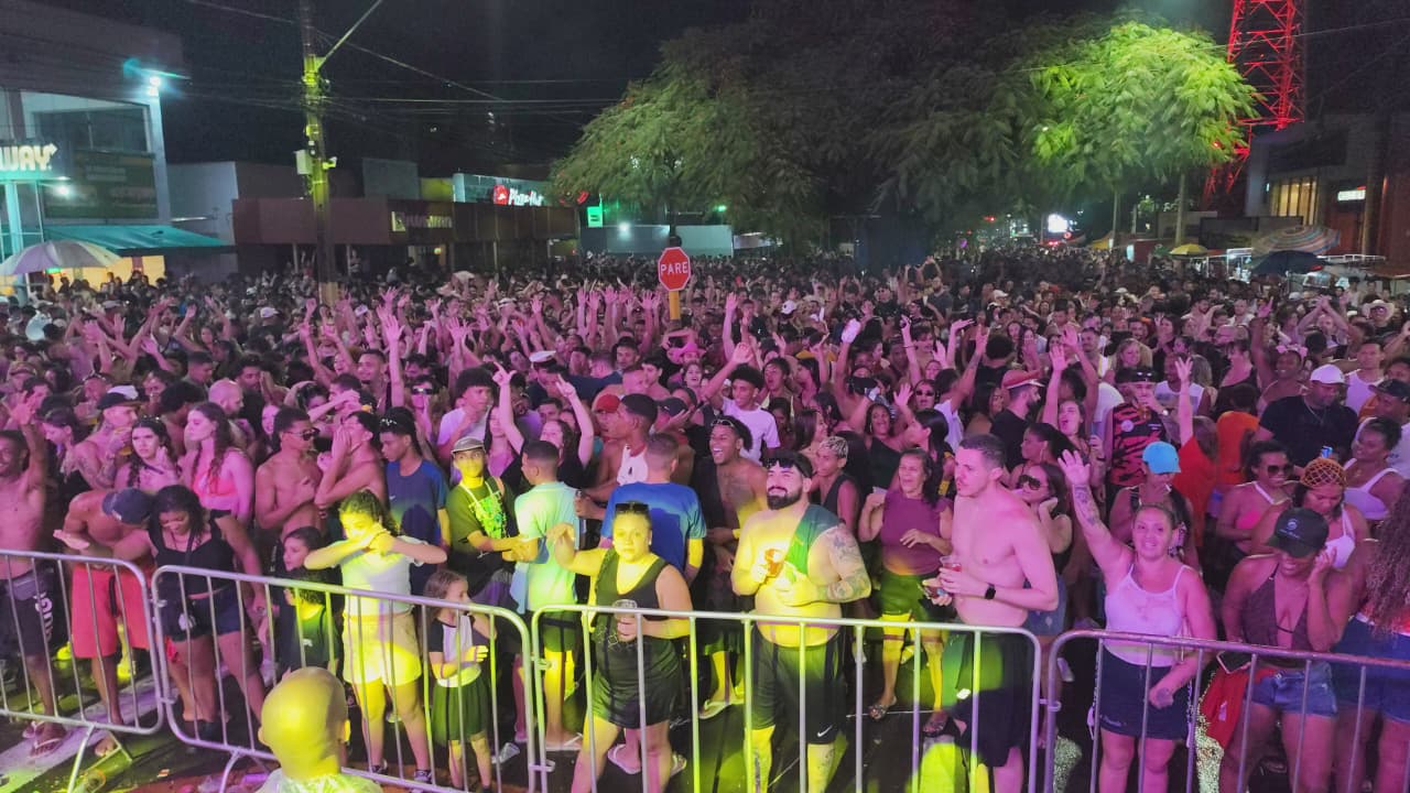Foto 16 de 17 — Foi pra Bento? Veja como ficou a avenida no Carnaval 2026 em Araraquara